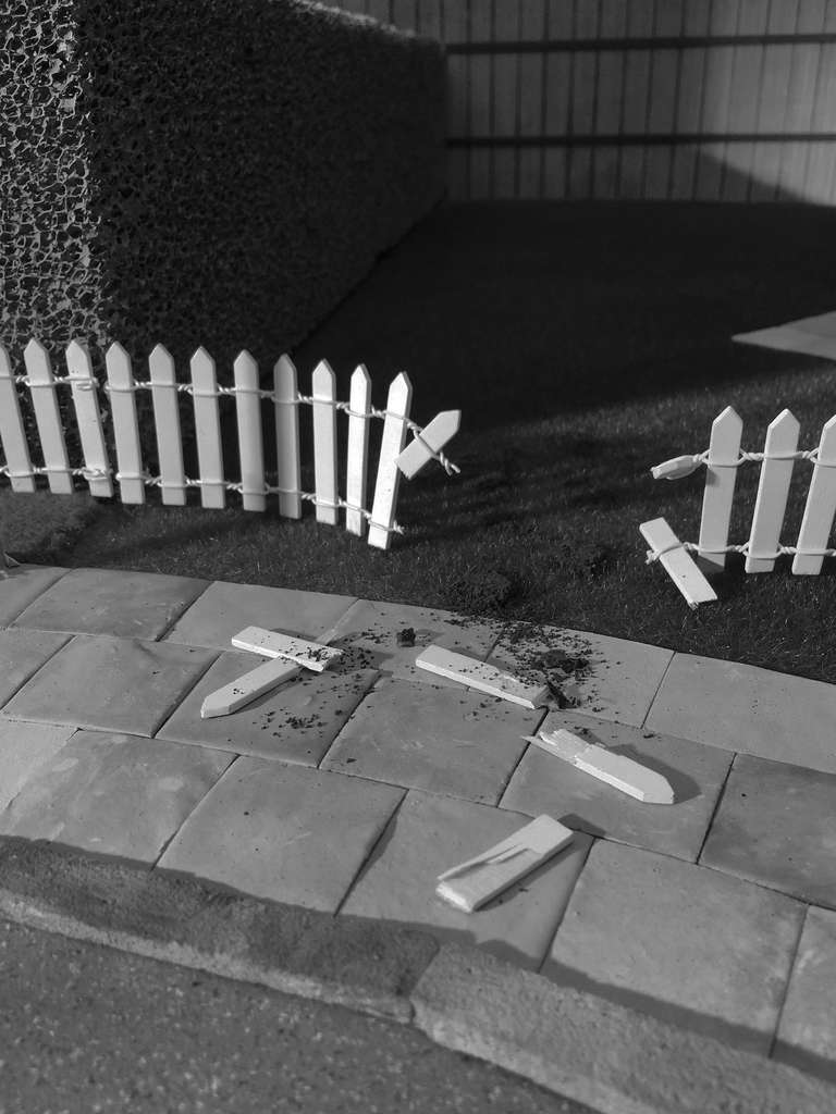 Detail broken fence